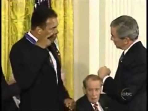كيف رد الراحل محمد علي كلاي على بوش
