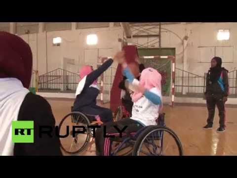 بالفيديو نساء فلسطينيات من ذوي الاحتياجات الخاصة يتدربن على كرة السلة
