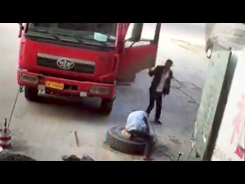بالفيديو عقوبة مؤلمة لعامل استهان بقوة إطار شاحنة