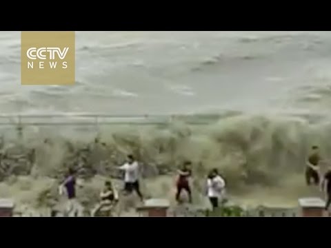 موجة مد عاتية تغمر المارة على ضفة نهر