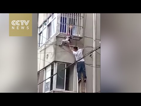 بالفيديو  المارة ينقذون طفلًا تعلق من رقبته بالطابق الثالث