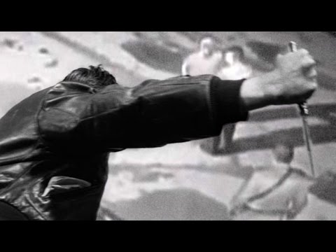 روسي يضع سكينًا في رقبة رجل في الشارع
