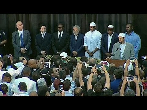 شاهد مُحِبُّو محمد علي كلايْ يلقون على جثمانه نظرة أخيرة