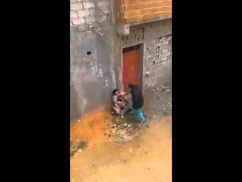 رجل يعتدي على زوجته
