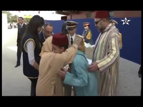 فيديو عناق المواطنين للملك محمد السادس وولي العهد