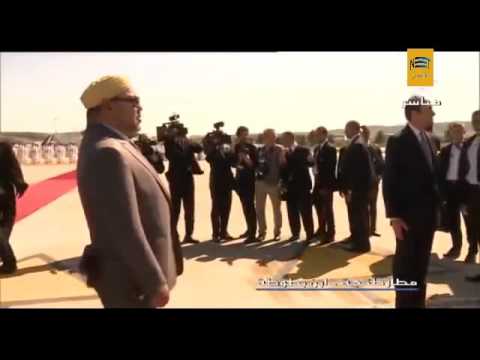 فيديو الملك محمد السادس يأمر المرافق الصعود للطائرة