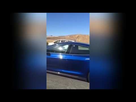 نوم سائق على الطريق العام والسيارة تسير ببطئ