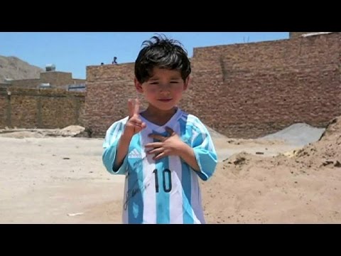 بالفيديو صاحب قميص ميسي البلاستيكي يفر إلى باكستان
