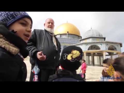 شاهد أبو أيمن يوزع الحلوى في الأقصى