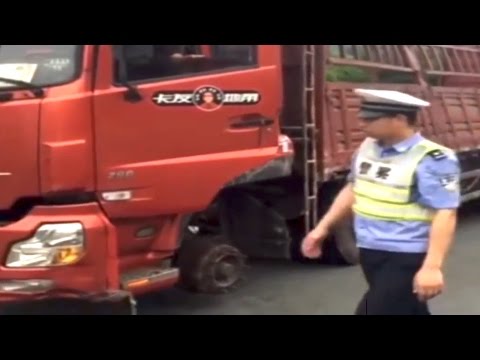 شاحنة تسير على الطريق بدون إطارات أمامية