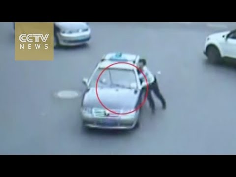 بالفيديو تاكسي يرفض الغرامة