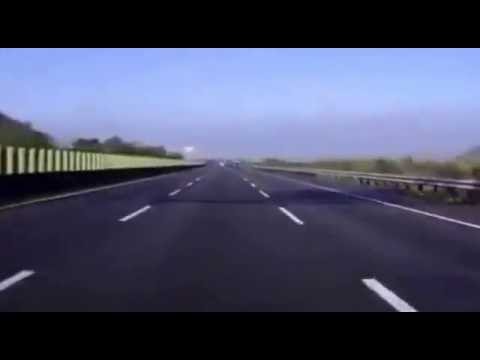 بالفيديو حادث مروري غريب يقذف السائق في الجو