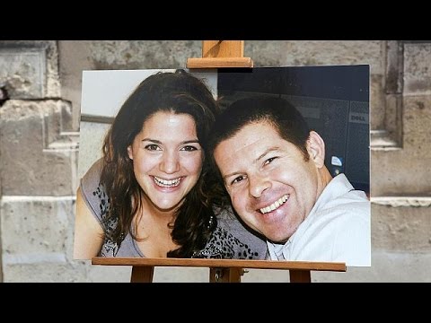 شاهد خروج مسيرة تكريمًا لمقتل شرطي وصديقته على يد متطرف