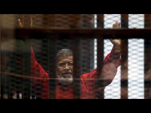 شاهد محكمة مصرية تقضي بالسجن 40 عامًا على محمد مرسي