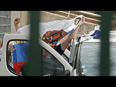شاهد فرنسا تطرد عددًا من مثيري الشغب الروس