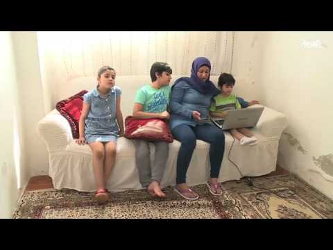 لاجئة سورية تعيش مع أطفالها تحت الأرض