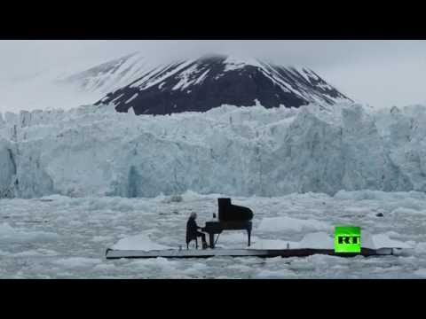 عزف على البيانو وسط المحيط المتجمد