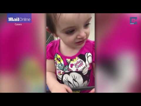 رد فعل طفلة على محاولة والدتها تعليمها الحروف