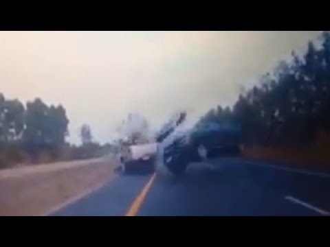 حادث سير مروع يفتت إحدى المركبات بقوة