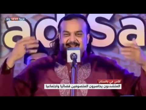 عشرات الآلاف يشيعون منشدًا صوفيًا اغتالته طالبان باكستان
