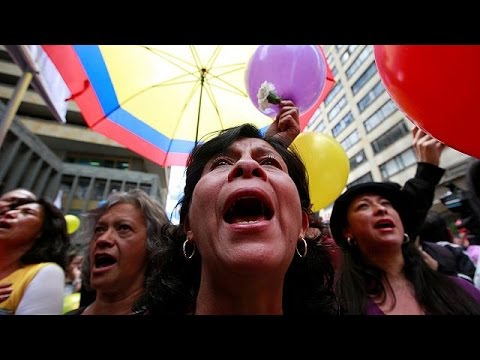 بالفيديو شاهد الكولمبيون يحتفلون بتوقيع اتفاق لانهاء النزاع مع فارك