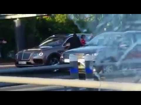 شاب “يتحدى” حراس الملك لأخذ صورة تذكارية معه قبل لفطور