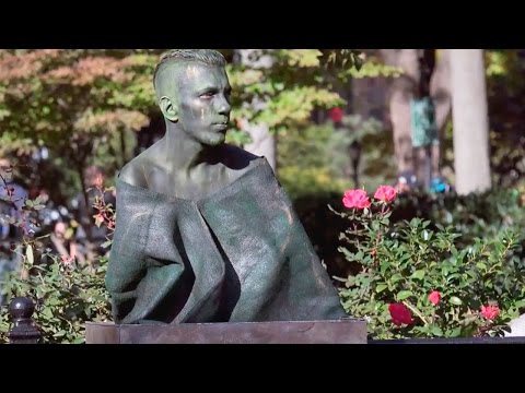 مقلب التمثال البشري