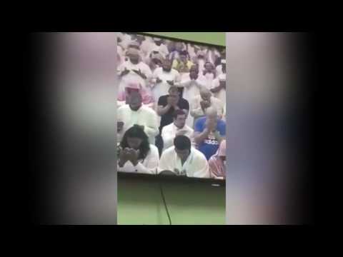 بالفيديو  شاب يخرج من صلاته ليقدم منذيلاً لجاره