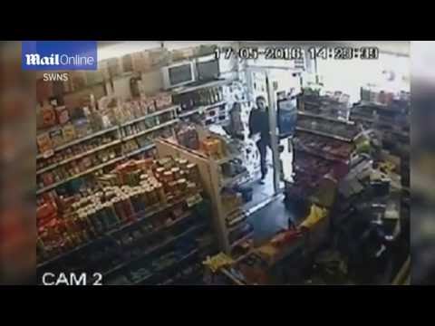 بالفيديو شاهد رجل شجاع يجبر لصا على الفرار