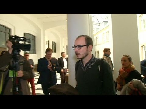 الحكم بالسجن مع إيقاف التنفيذ للمتهمين بالكشف عن فضيحة لوكسليكس