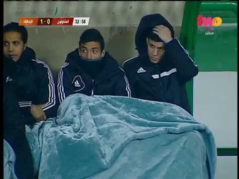 لاعبو المقاولون العرب يستعينون بـالبطانية للتدفئة