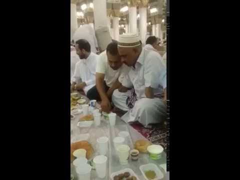 بالفيديو شاهد شاب يُطعم آخر بلا يدين وجبة إفطار