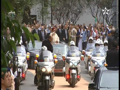 بالفيديو  لحظة مرور الموكب الملكي في اتجاه المسجد المحمدي في حي الأحباس في الدار البيضاء
