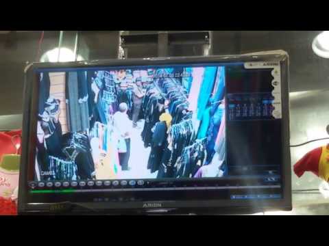بالفيديو لحظة سرقة عباءة حريمي من محل في شبين القناطر