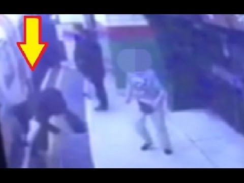 شاهد رجل يلقى امرأة أمام مترو الأنفاق في لندن