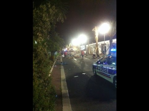 بالفيديو الفرنسيون يركضون في شوارع مدينة نيس الفرنسية ويصرخون هربًا من السائق