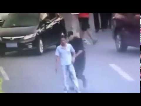 بالفيديو شرطية صينية تسيطر على مسلح في ثواني