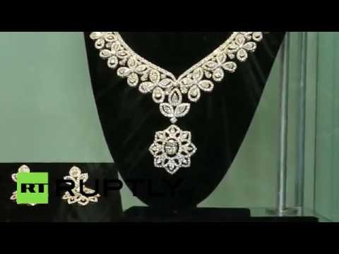 شاهد مزاد علني في الإكوادور يجمع الأموال لمساعدة ضحايا الزلزال