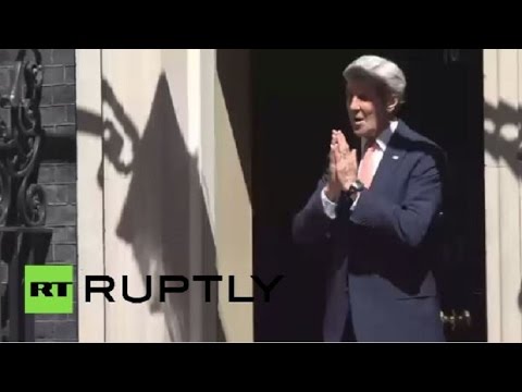 بالفيديو جون كيري يرتطم بباب مبنى الحكومة البريطانية