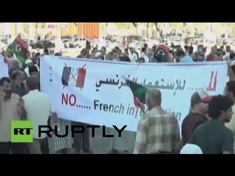 تظاهر مئات الليبيين تنديدًا بالوجود العسكري الفرنسي