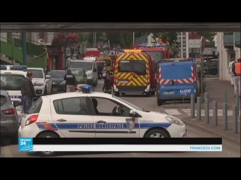 رجلان مسلحان بسكاكين يحتجزان رهائن في كنيسة شمال غرب فرنسا
