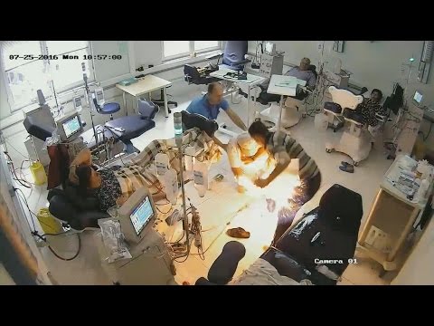 رجل يشعل النار في المرضى في قسم غسيل الكلي