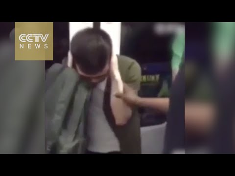 تشابه نطق كلمتين يدفع رجلًا أسود لضرب صيني في بلاده