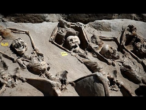 شاهد اكتشاف هياكل عظمية مكبلة بالأغلال في اليونان القديمة