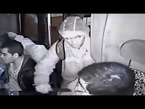 راكب يتظاهر بالخوف ليحبط هجوم مسلح على حافلة