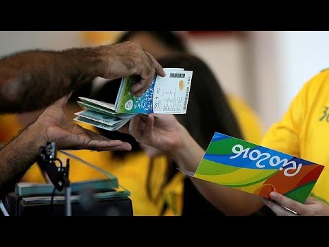 مشجعون يصطفون للحصول على تذاكرهم في أولمبياد ريو