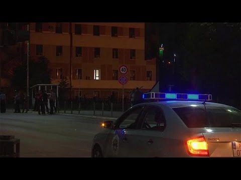 بالفيديو  إلقاء عبوة ناسفة على برلمان دولة كوسوفو