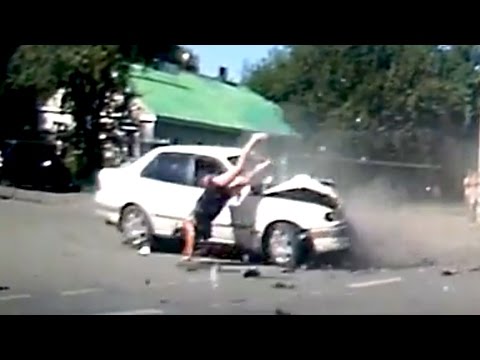 حادث مروع يلقي امرأة حامل  من سيارتها