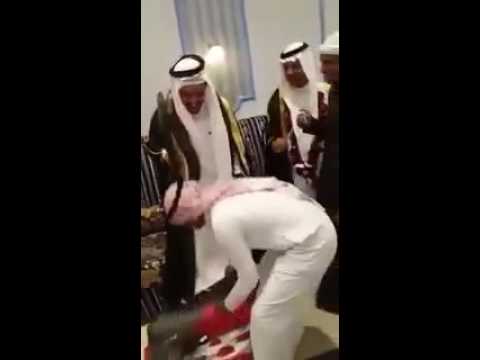 خليجي يهدي صديقه ثعبان ضخم في حفل زواجه
