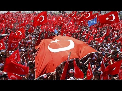 بالفيديو الأتراك يتوافدون لحضور تجمع الديمقراطية والشهداء في اسطنبول